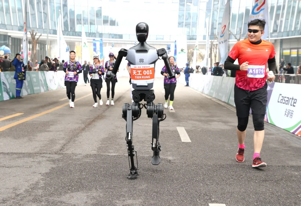 ROBOT VS HUMANS RACE IN CHINA